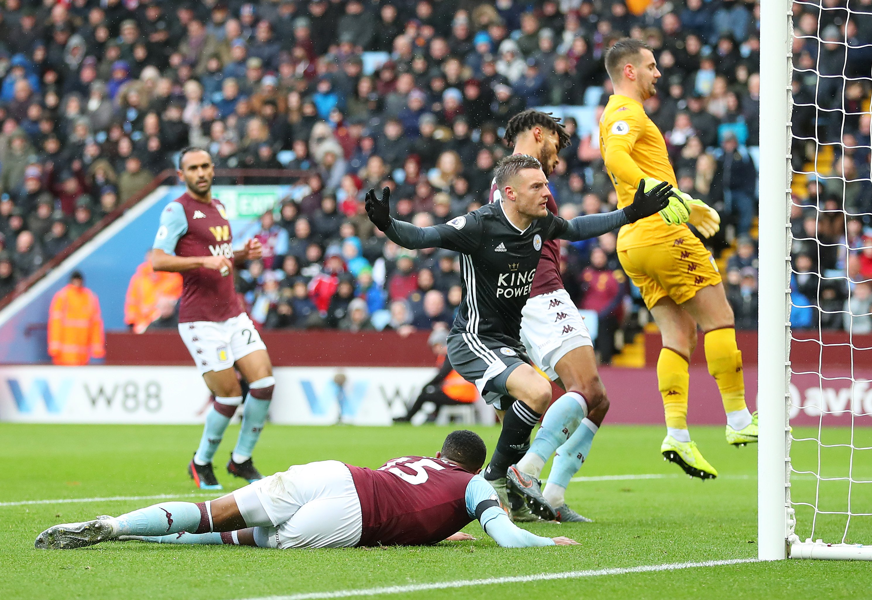 葡超争冠战葡体战平本菲卡，前者凭相互战绩优势末轮取胜便可夺冠.