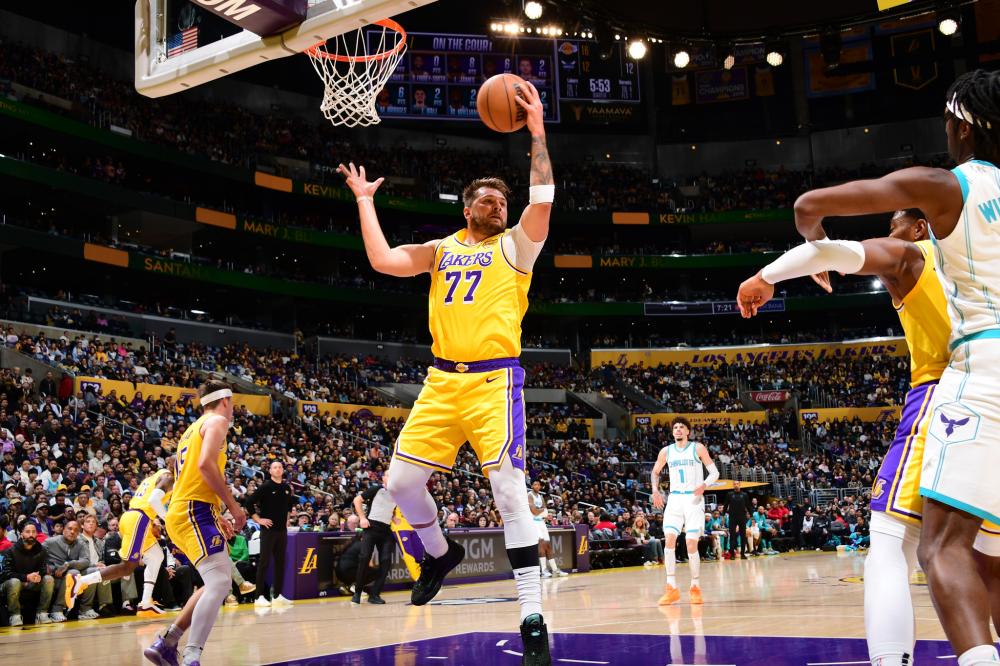 [CBA]赵继伟运球过半场 借掩护三分空心入网.